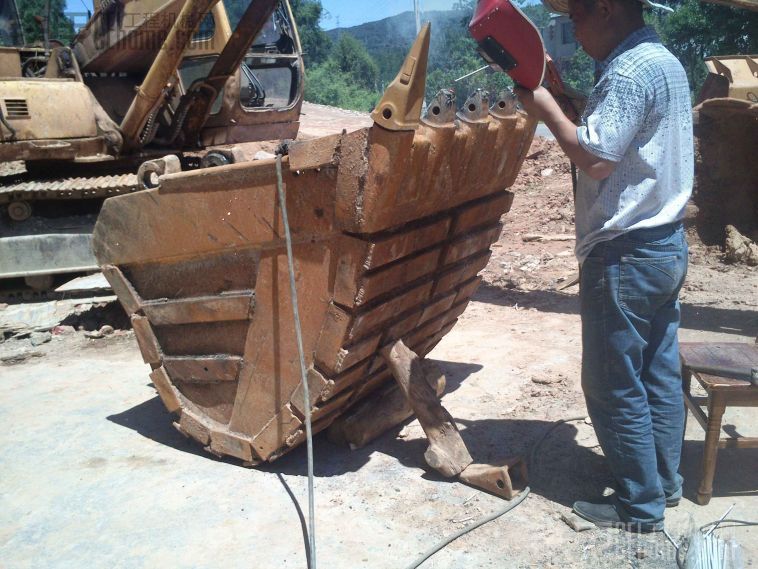 挖机挖掘斗加固焊法图片