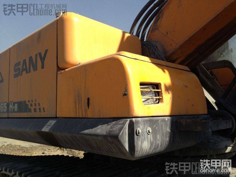 全車就工具箱這鈑金過，沙子跨下來，擠變形了