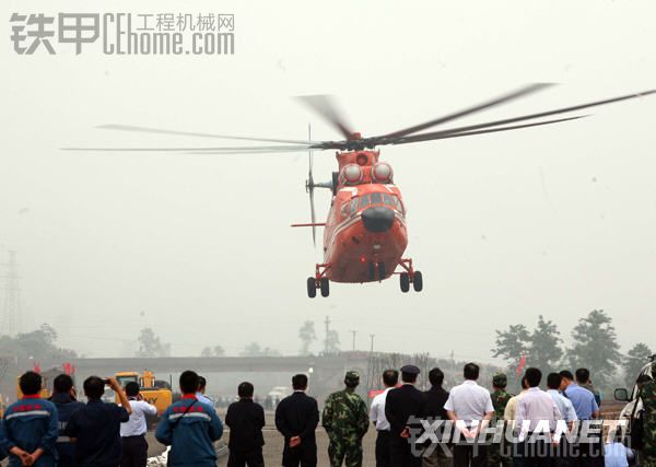 米－26直升機(jī)將挖掘機(jī)吊運(yùn)到武隆山體垮塌現(xiàn)場(chǎng)