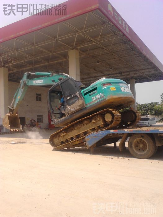 小拖車拖大挖機(jī)。