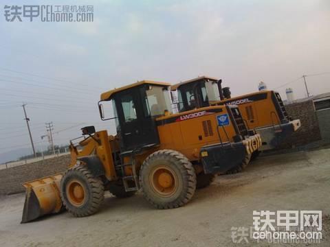 攪拌站的一臺韓國現(xiàn)代老爺挖機 兩臺徐工裝載機