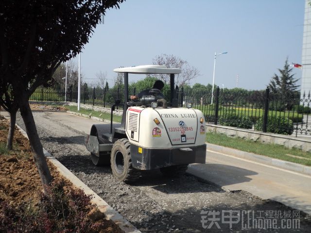 微型压路机在大连道依茨发动机厂