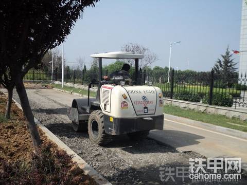 微型压路机在大连道依茨发动机厂