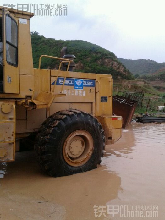 终于到工地了 给地泵和铲车都发了几张车贴