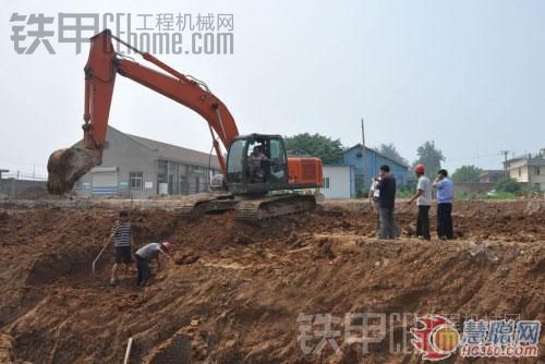 济南一景区挖掘机一挖惊人 挖出炮弹67枚