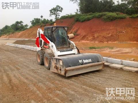 清掃這樣的路面，讓山貓受累了