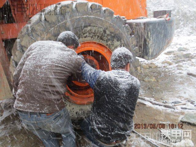 五月中匈海拔5800米下雪不到半个小时就给维修人员戴了白帽披肩
