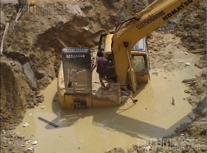2012 的挖机塌机照片