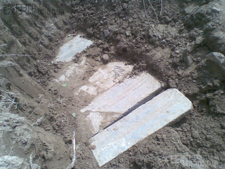 我们村里的古墓碑昨天挖出来了