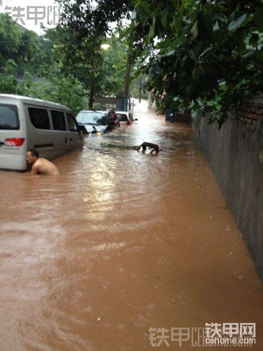 送油的車車 在套好繩子后 水到了車車頂部了