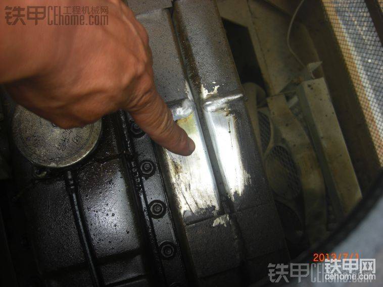 液壓油散熱器，這位置已經(jīng)爆三次了，換了個(gè)新的，用不了多長時(shí)間就又爆，