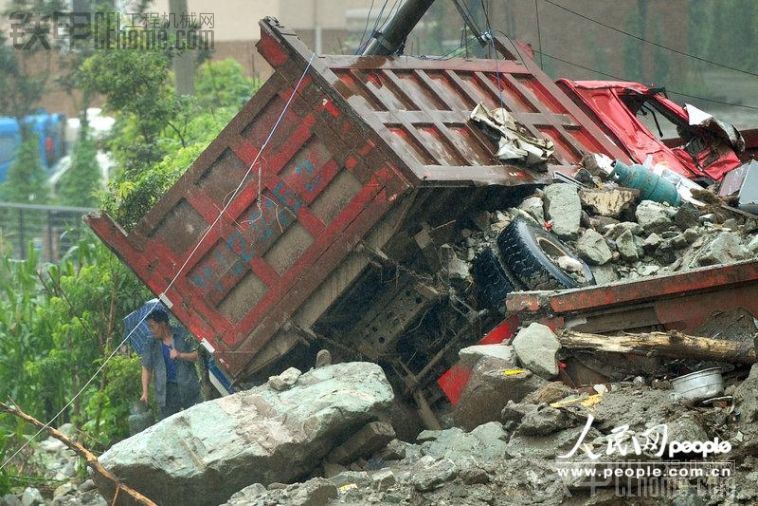 出大事了，趕緊開個挖機(jī)撈人去