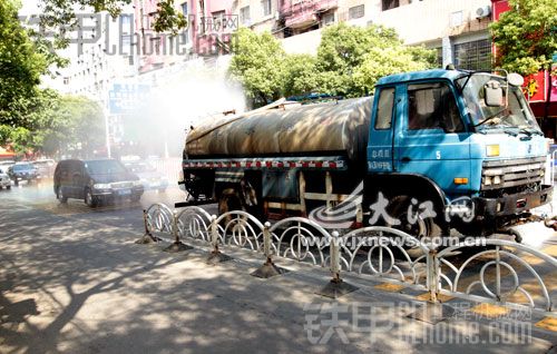 灑水車工作私家車“蹭澡”