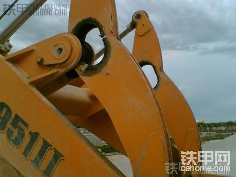 見過嗎，搖臂都會斷，廈工裝載機(jī)我服了！