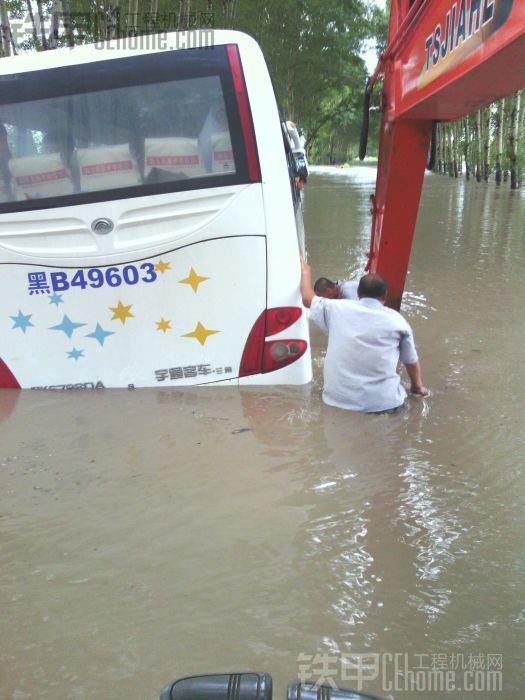 洪水铁甲救援车