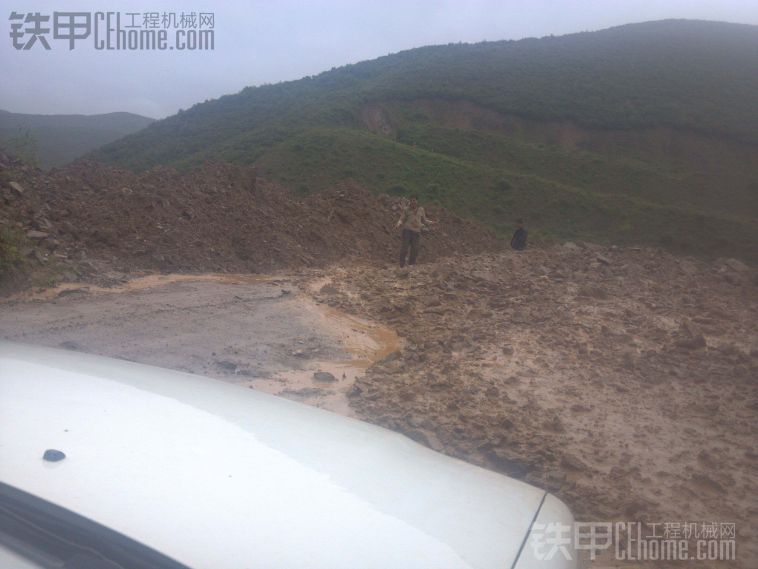 向在震區(qū)搶修挖機(jī)的斗山維修兄弟致敬