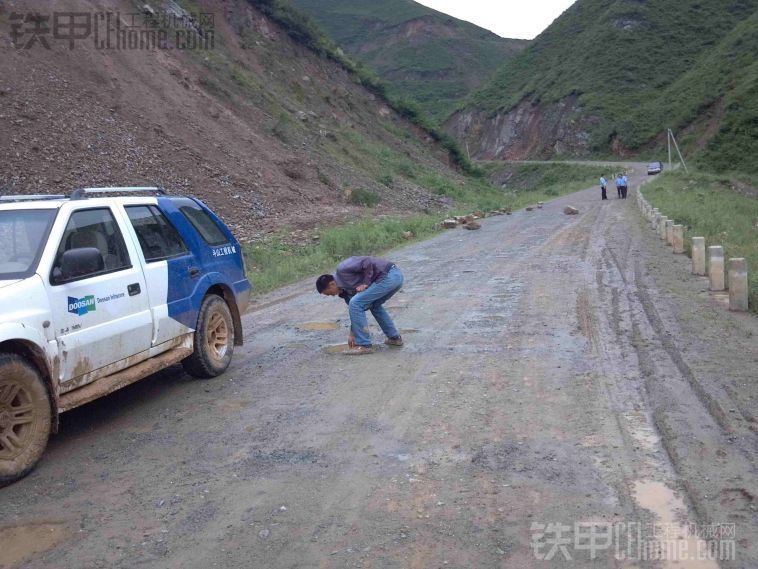 向在震区抢修挖机的斗山维修兄弟致敬