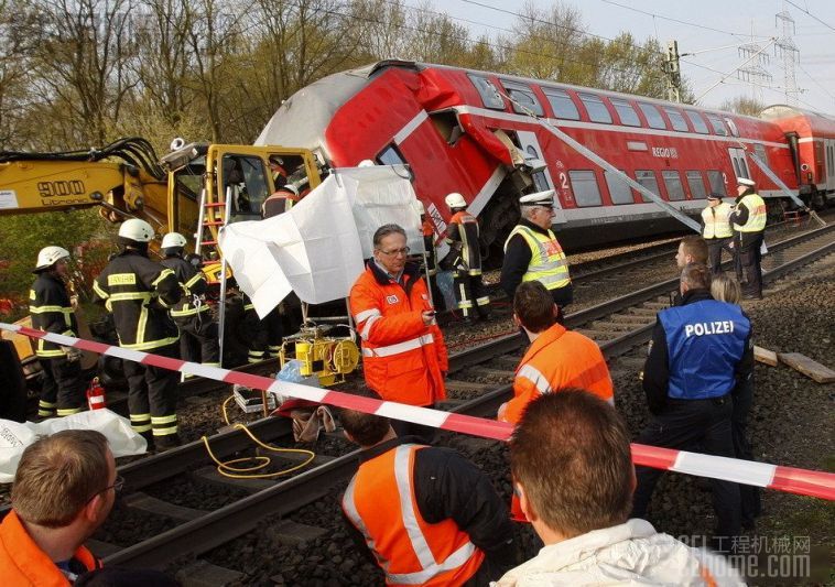 【多圖】超強悍挖掘機將火車撞出軌后毫發(fā)無損 造成3死13傷