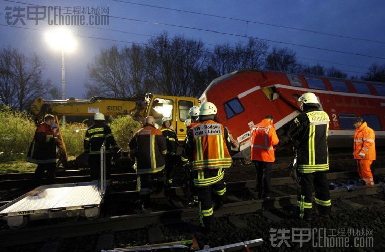 【多圖】超強悍挖掘機將火車撞出軌后毫發(fā)無損 造成3死13傷