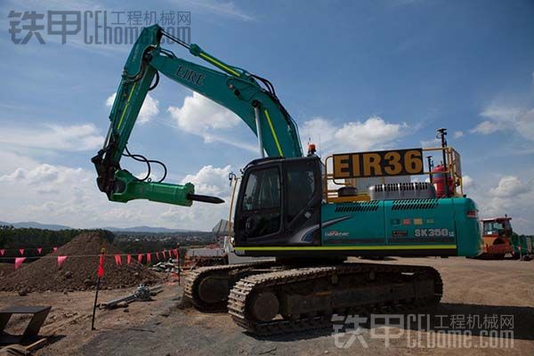 原色神鋼SK350LC-8E挖掘機(jī)在打錘......。