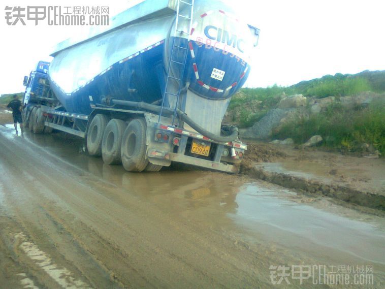 這條路讓吊車賺了不少錢，有時(shí)吊車也會(huì)裝B一下。