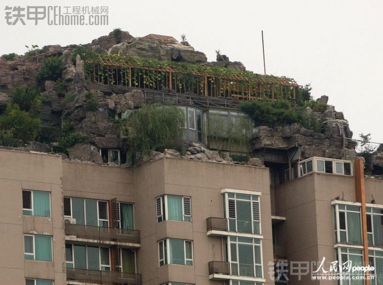 北京一教授花费6年在楼顶建别墅！各位说说这是用什么机械弄上去的？