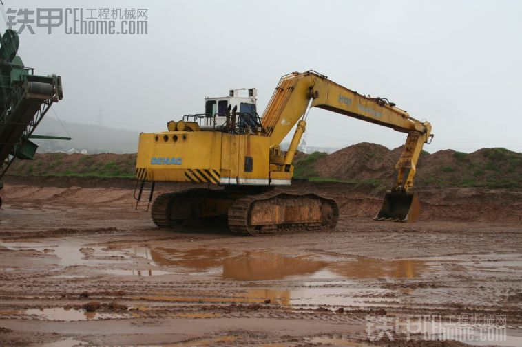 河邊挖沙的德馬格&#295;121挖掘機。