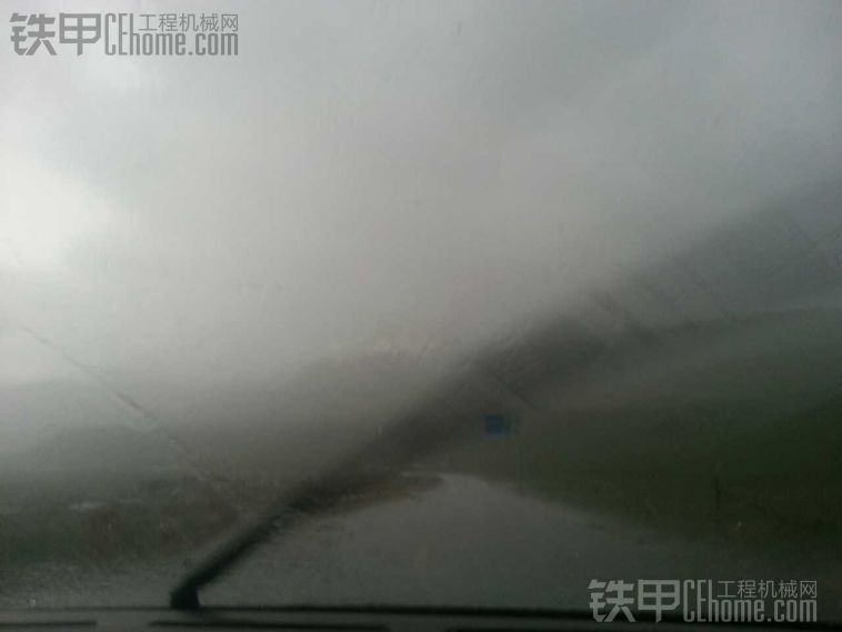 山上下雪、山中间下冰雹、山下下雨、