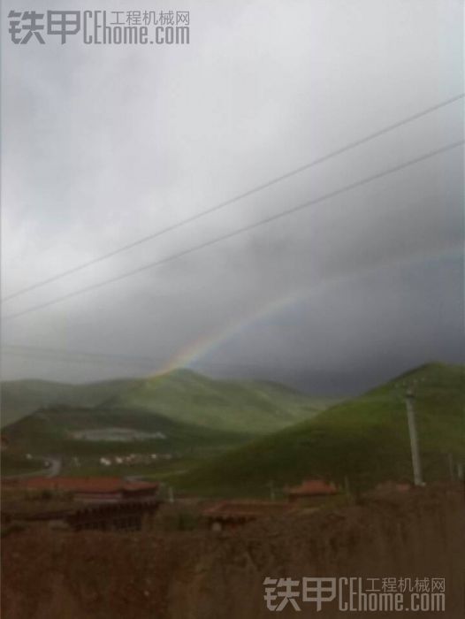 山上下雪、山中间下冰雹、山下下雨、