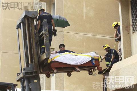 沙特出動軍用CAT叉車送1220斤男子就醫(yī)。