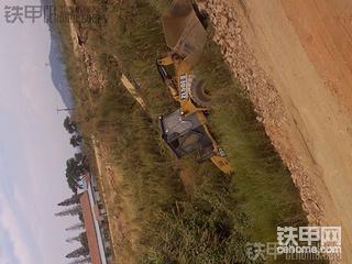 成工铲车翻沟事件，只看图，不解释。