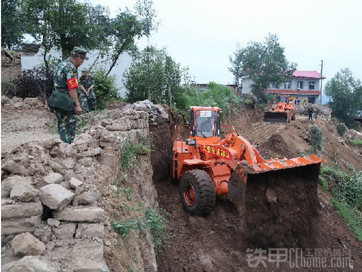 解放軍救災(zāi)的3款裝載機，甲友們看看是什么品牌、型號。