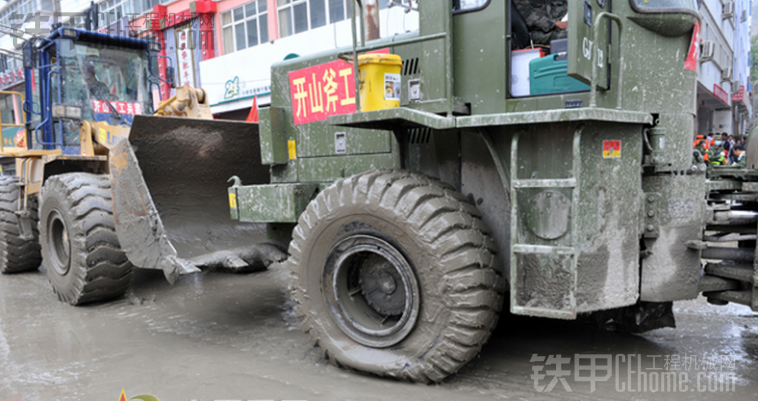 解放軍救災的3款裝載機，甲友們看看是什么品牌、型號。