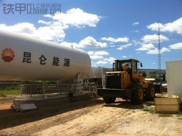 雷沃裝載機(jī)幫助昆侖能源建造LNG加氣站