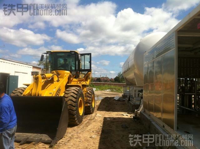 雷沃裝載機(jī)幫助昆侖能源建造LNG加氣站