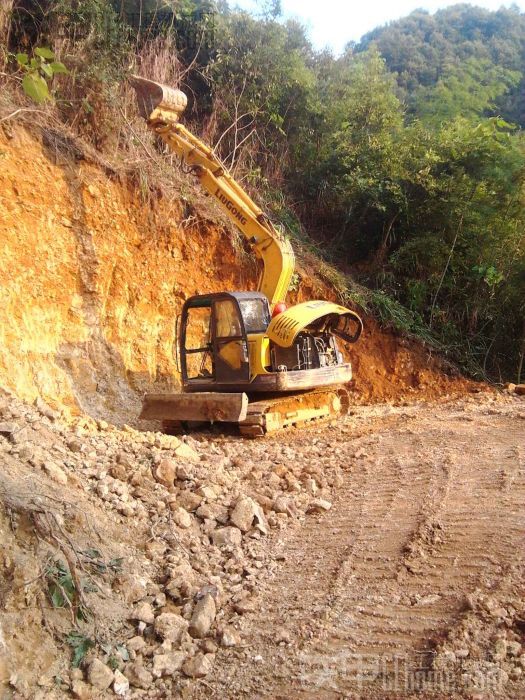 挖機開山路