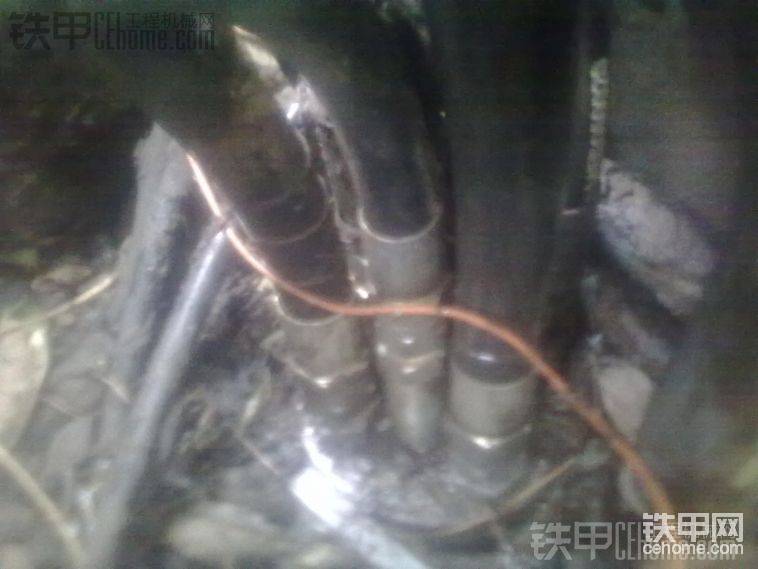 红色线挨着的那颗管子