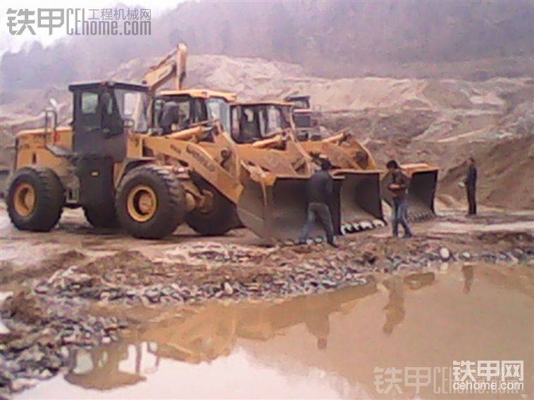 司机在车前合影