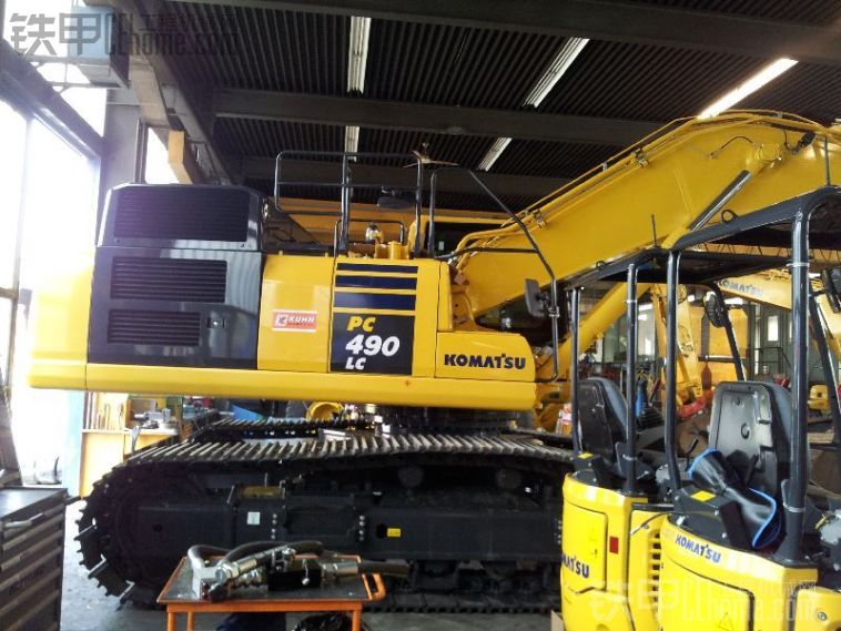 KOMATSU PC490-10