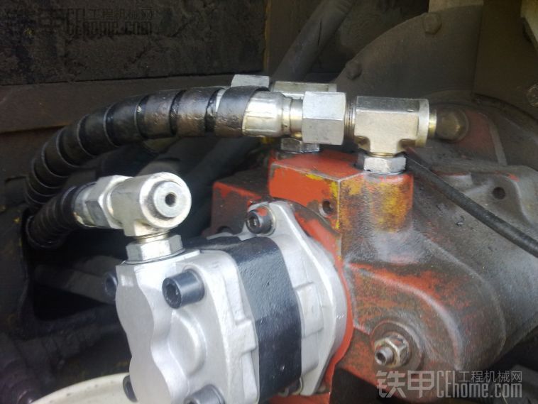 新手上路只能发这么几张 雷沃60-7 07年的车9000小时了还在干活中 能值多少钱