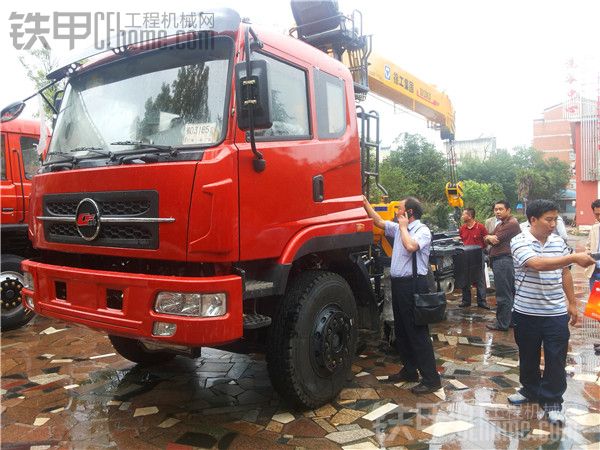 平板拖車廠家新款隨車吊平板車及濰柴合作發(fā)布會