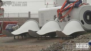 中联重科制造出1000吨履带式吊