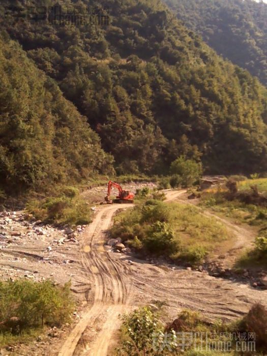 剛學(xué)挖機(jī)的時候，開鐵礦，采山石，回想那時感覺挺有意思，懷念師傅和一幫流氓