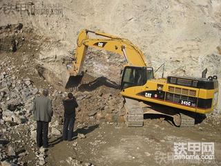工作中的卡特345C.