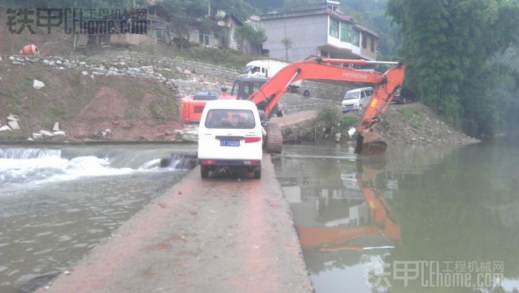 危險的挖機(jī)過窄橋