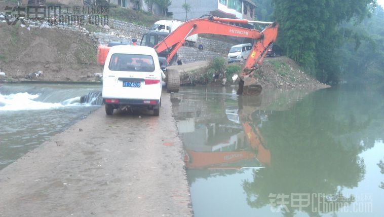 危險的挖機(jī)過窄橋