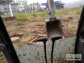一天跑两地开挖机，累额