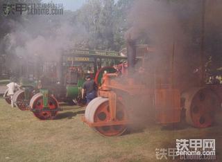 工作在云雾中的压路机，蒸汽压路机.