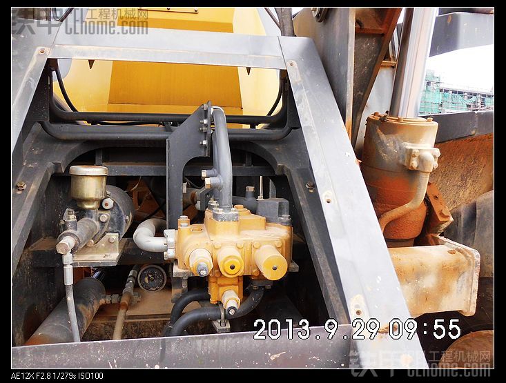 左边是刹车加力泵.