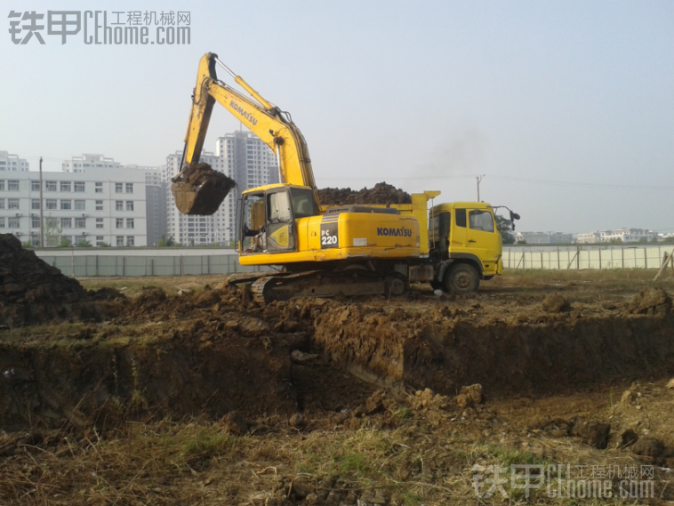 急等用錢 出售06年小松200-7挖掘機(jī) 車子性能好，可隨便試